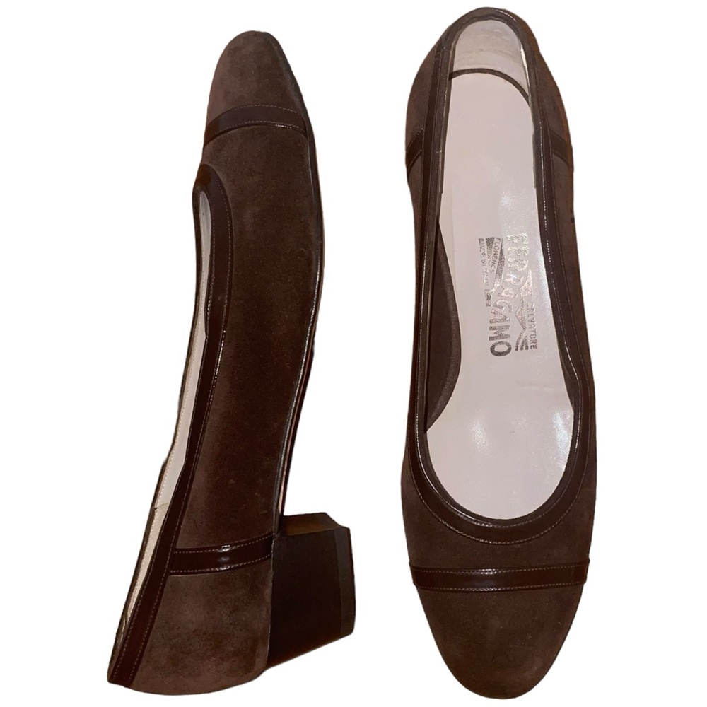 SALVATORE FERRAGAMO Vara Pump Low
Heel Suede and Patent Leather Size 9.5 C New